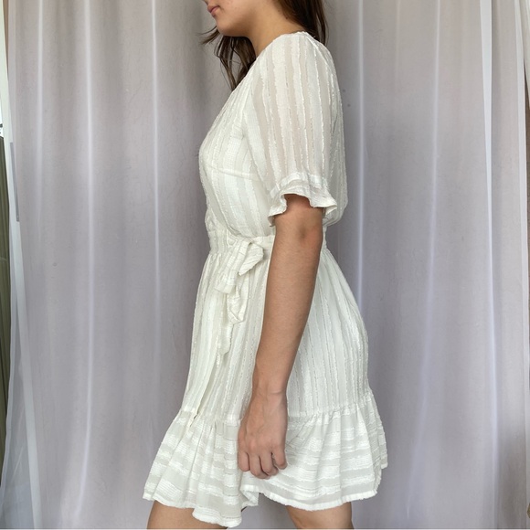 HELLO MOLLY V-NECKLINE WRAP MINI DRESS WHITE FLATTERING FLOWY SHORT SLEEVES SZ S - Picture 5 of 13